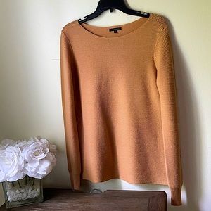 Lightweight sweater with a loose fit.